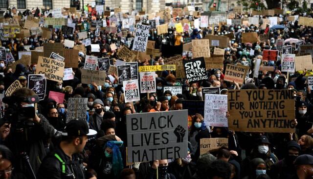 Las personas sostienen pancartas mientras asisten a una manifestación en la Plaza del Parlamento en Londres. (DANIEL LEAL-OLIVAS / AFP).
