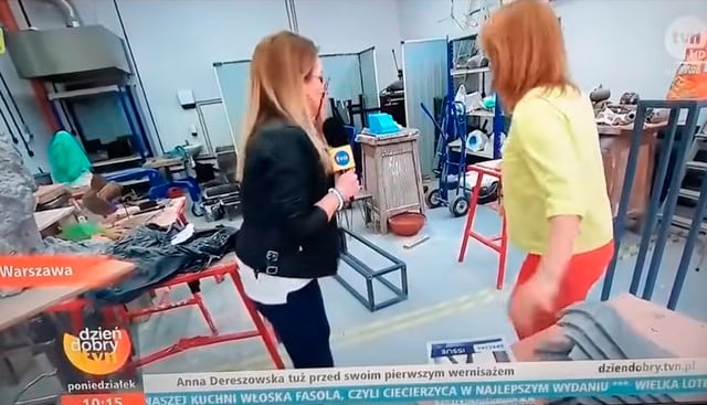 Reportera se tropezó y rompió una escultura en plena entrevista en vivo y en directo. (YouTube / metrosoft)