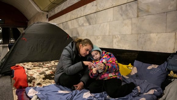 Los residentes se refugian en una estación de metro, que se utiliza como refugio antiaéreo en Kiev el 18 de marzo de 2022. (Foto de FADEL SENNA / AFP)