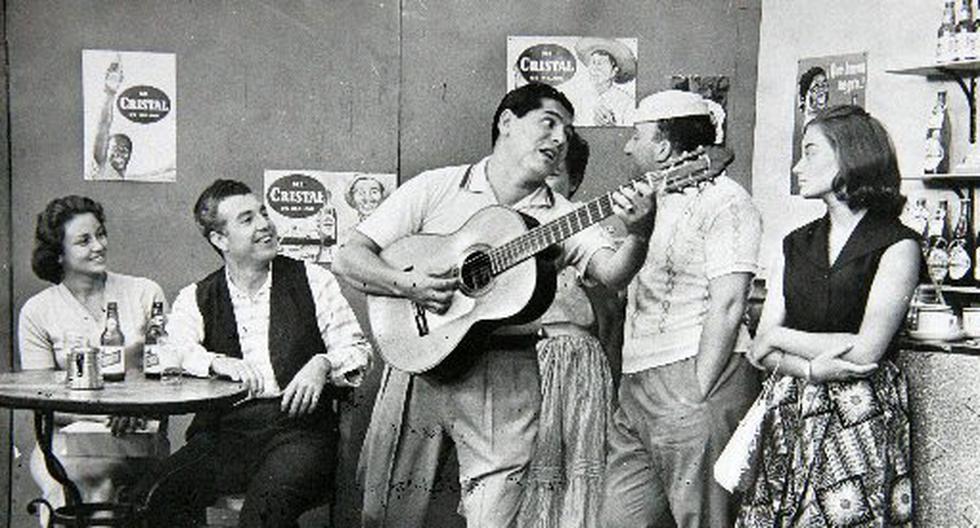 'El Carreta' Jorge Pérez en una escena grabada en la televisión, interpretando un pícaro vals criollo (Foto: GEC Archivo Histórico)