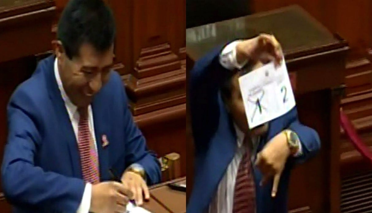 Moisés Mamani sonríe y muestra orgulloso su reloj espía durante votación de Presidente del Congreso