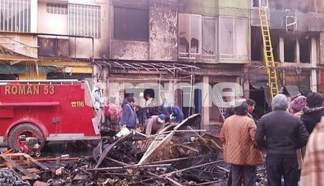 Feroz incendio desatado por pirotécnico consume más de 20 puestos informales y dos viviendas en Juliaca. Foto: Trome Regiones