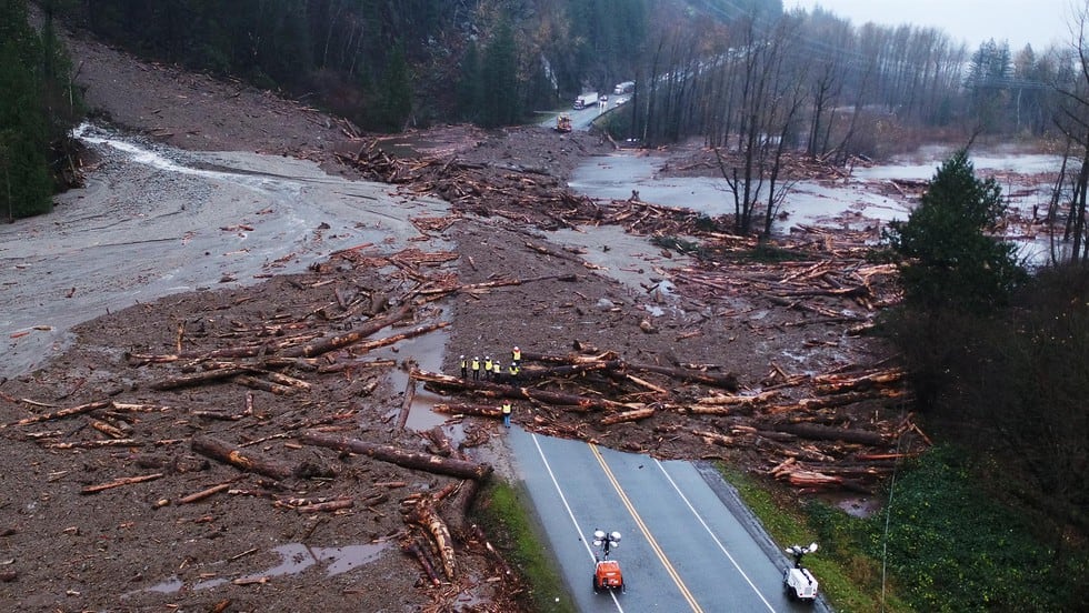 Las lluvias torrenciales que cayeron en cuestión de horas desde el domingo en Columbia Británica han causado deslizamientos de tierra, destruido carreteras e infraestructura y ahogado ciudades enteras. (Foto: EFE/EPA/MINISTRY OF TRANSPORTATION AND INFRASTRUCTURE)