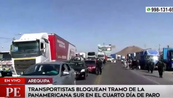 Los transportistas solo permiten el paso de algunos vehículos en coordinación con la Policía Nacional. (Captura video América TV)