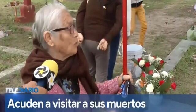 Una abuelita, quien visitó a su difunto esposo en el cementerio, fue consultada qué recordaba sobre él: su respuesta es sensación. (Capturas: YouTube)