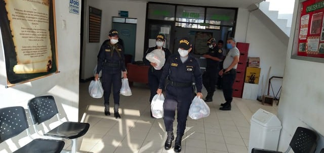Piura. Agentes de la comisaría de Tacalá salieron muy temprano a entregar víveres a 98 familias vulnerables. (PNP)