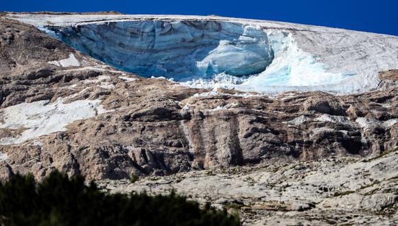 Esta vista tomada el 4 de julio de 2022 muestra el glaciar que se derrumbó el día anterior en la montaña de Marmolada, la más alta de los Dolomitas, un día después de que se registrara una temperatura récord de 10 grados Celsius (50 grados Fahrenheit) en el glaciar. cumbre. (Foto de Pierre TEYSSOT / AFP)