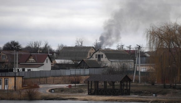 Esta fotografía tomada el 24 de febrero de 2022 muestra humo sobre la ciudad de Hostomel en el noroeste de Kiev. (Foto: Daniel LEAL / AFP)