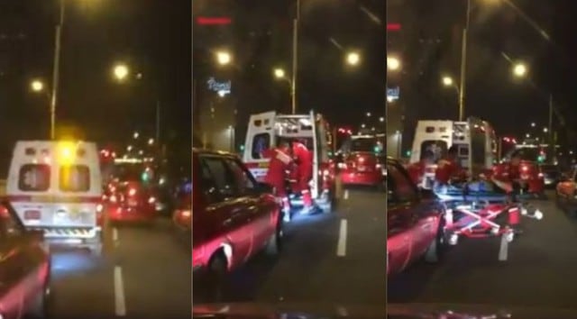 Bomberos bajan a herido de ambulancia y lo llevan por la calle porque autos no les dieron pase