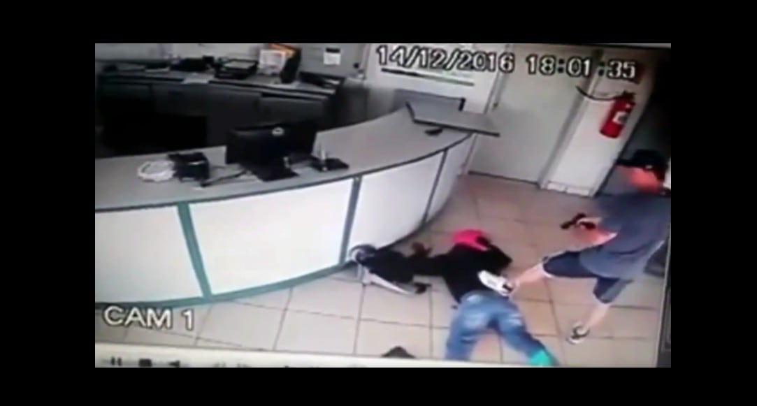 Delincuente asaltó un grifo en Brasil, pero un policía logró detenerle al hacer solo un disparo directo a la mano donde el ladrón llevaba la pistola. (Captura de video)