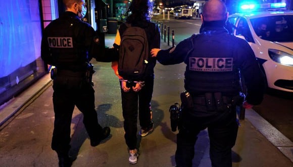 Las personas fueron multadas con 135 euros por violar el toque de queda que va desde las 6 p.m. hasta las 6:00 a.m.  (Foto referencial: THOMAS COEX / AFP).