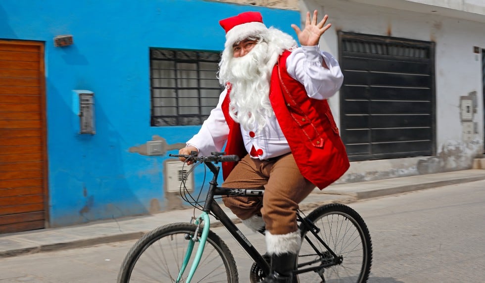 Julio Arrollo se pone en la piel de Papa Noel y, en su bicitrineo, lleva alegría a los niños más necesitados. Foto: César Bueno / @photo.gec