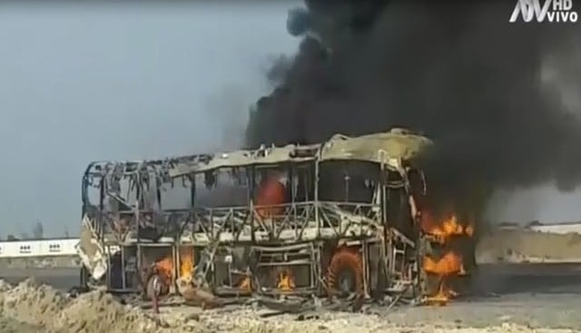 Bus de la Orquesta Papillón se incendia y queda reducido a cenizas. Foto: Captura de pantalla de ATV