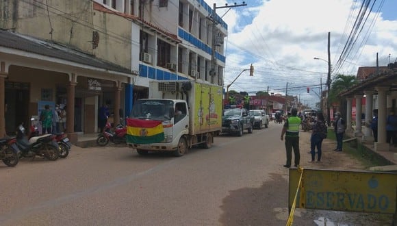 Un camión refrigerado que normalmente se usa para transportar pollos lleva vacunas Sputnik V en Trinidad, Beni, Bolivia. (Reuters/Edmundo Gaston Sosa).