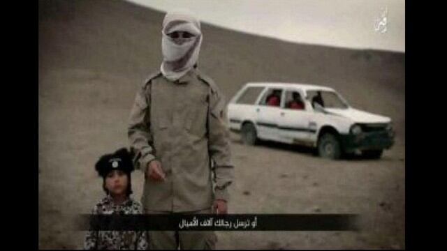 El grupo terrorista Estado Islámico (ISIS, por sus siglas en inglés) publicó un video donde un niño detona un coche bomba con prisioneros. (Captura: YouTube)