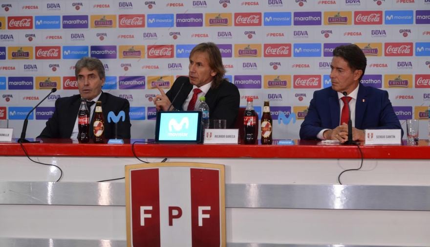 Ricardo Gareca estuvo acompañado por Sergio Santín y Néstor Bonilla (Foto: AFP).