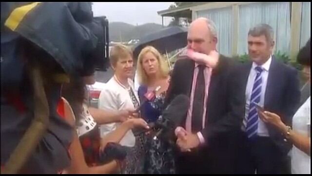 Una mujer en Nueva Zelanda lanzó un consolador rosado hacia la cara del ministro de Desarrollo Económico, Steven Joyce. (YouTube)