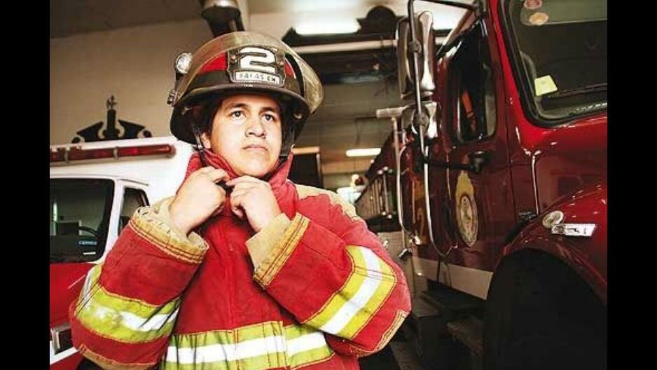 "Alonso Salas me salvó junto a mi hijita", narró asistente a velorio de bomberos fallecidos.