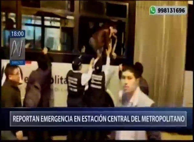 Los pasajeros de un bus del Metropolitano escaparon de la unidad por las ventanas. Todo sucedió en la Estación Central en el Centro de Lima.