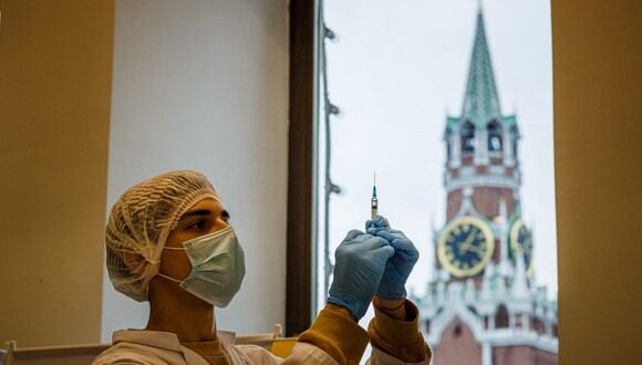 Una trabajadora de la salud administra una dosis de la vacuna rusa Sputnik V Covid-19 a un paciente en un centro de vacunación en Moscú, Rusia. (DIMITAR DILKOFF / AFP).