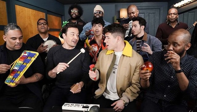 Jonas Brothers interpretan una nueva versión de “Sucker” con instrumentos de juguete. (Foto: Captura de video)