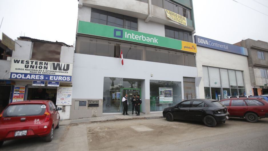 ‘Marcas’ roban 17 mil soles dentro de banco en Comas.