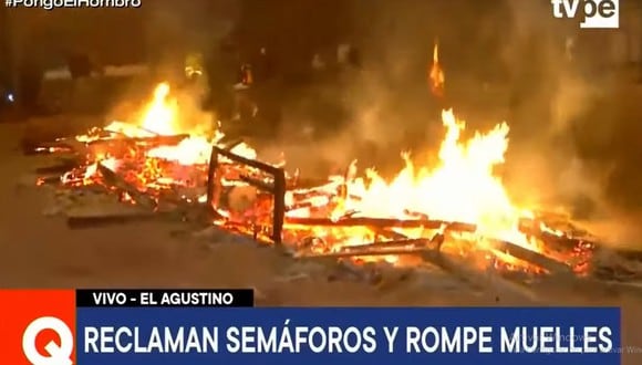 Los vecinos quemaron objetos en la pista para impedir el paso de los vehículos en el jirón Áncash. (TV Perú)