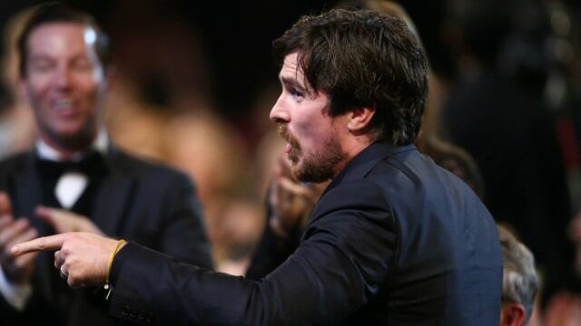 Christian Bale repartió besos en los Critics’ Choice Awards 2016. Foto: AFP