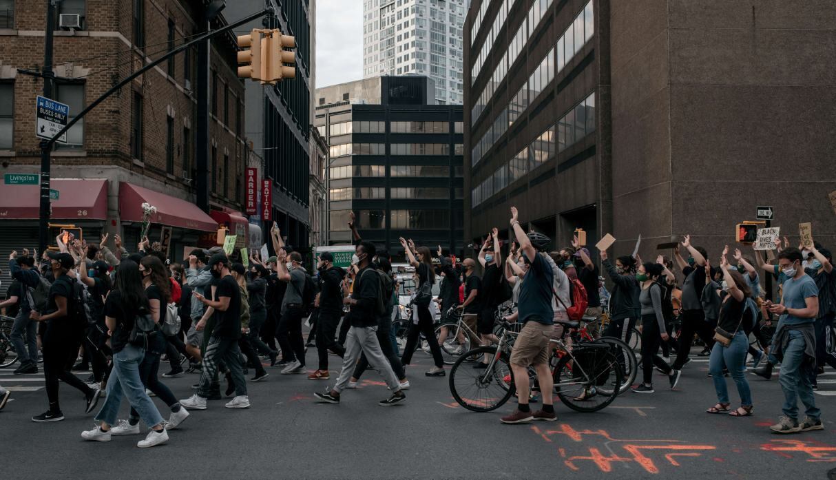 Manifestantes que denuncian la brutalidad policial y el racismo sistémico marchan en una calle del barrio de Brooklyn de la ciudad de Nueva York. (Scott Heins/Getty Images/AFP).