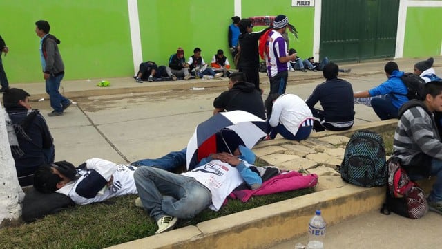 Hinchas de Alianza Lima a las afueras del Estadio Juan Maldonado Gamarra