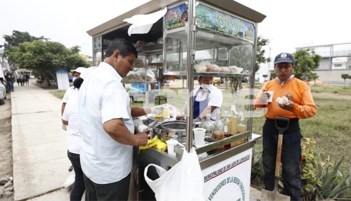 Asociación de Vendedores de la Bebida Tradicional (AVBESTESAJUL) entregan desayunos de manera gratuita a familias afectadas por el aniego. (Foto: César Campos)