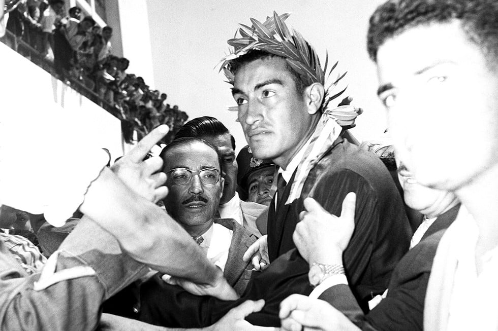 El 3 de julio de 1959, el tenista peruano Alejandro Olmedo, se convirtió en el primer sudamericano en ganar el torneo de tenis más importante del mundo. Con 23 años, se impuso al australiano Rod Laver derrotándolo por 3 a 1, con parciales 6-1, 6-2, 3-6 y 6-3. Olmedo nacionalizado estadounidense, vivió en Arequipa durante su niñez, su padre fue entrenador del Club Internacional, lo cual permitió su acercamiento con el tenis desde muy joven.
