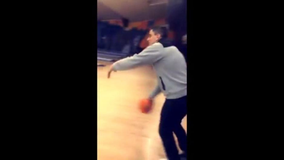 Un joven se ‘bajó’ un techo mientras hacía bowling. (YouTube)