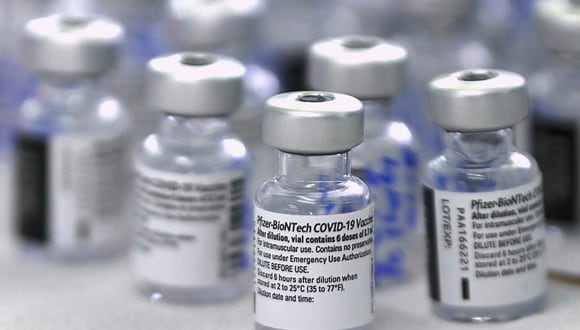 De concretarse la compra de más vacunas de Pfizer y primeras dosis de Moderna se podrá continuar el esquema inmunización de las personas ante el COVID-19. (Foto: Luis ACOSTA / AFP)