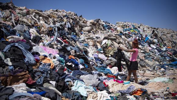 Al menos 39.000 toneladas terminan como basura escondida desierto adentro en la zona de Alto Hospicio, en el norte de Chile. (Foto: MARTIN BERNETTI / AFP)