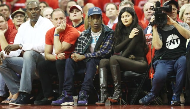 A Kylie Jenner y su novio Travis Scott les llovieron críticas por estacionar su carro en espacio para discapacitados. (Foto: AFP)