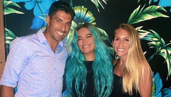 Karol G se luce en fotografía junto a Luis Suárez y su esposa. (Foto. Instagram)
