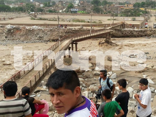 La desesperación de los vecinos por cruzar puente peatonal que dejó aislado Alto Huampaní