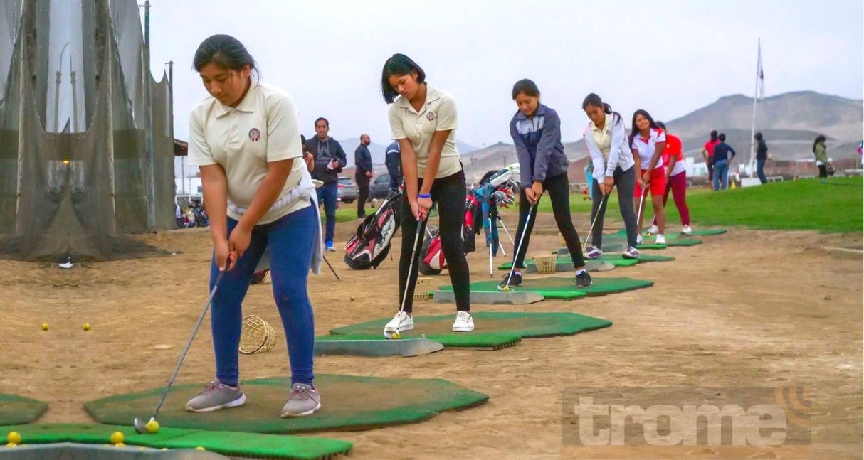 Chicos de San Bartolo cambian las tablas por los palos de golf