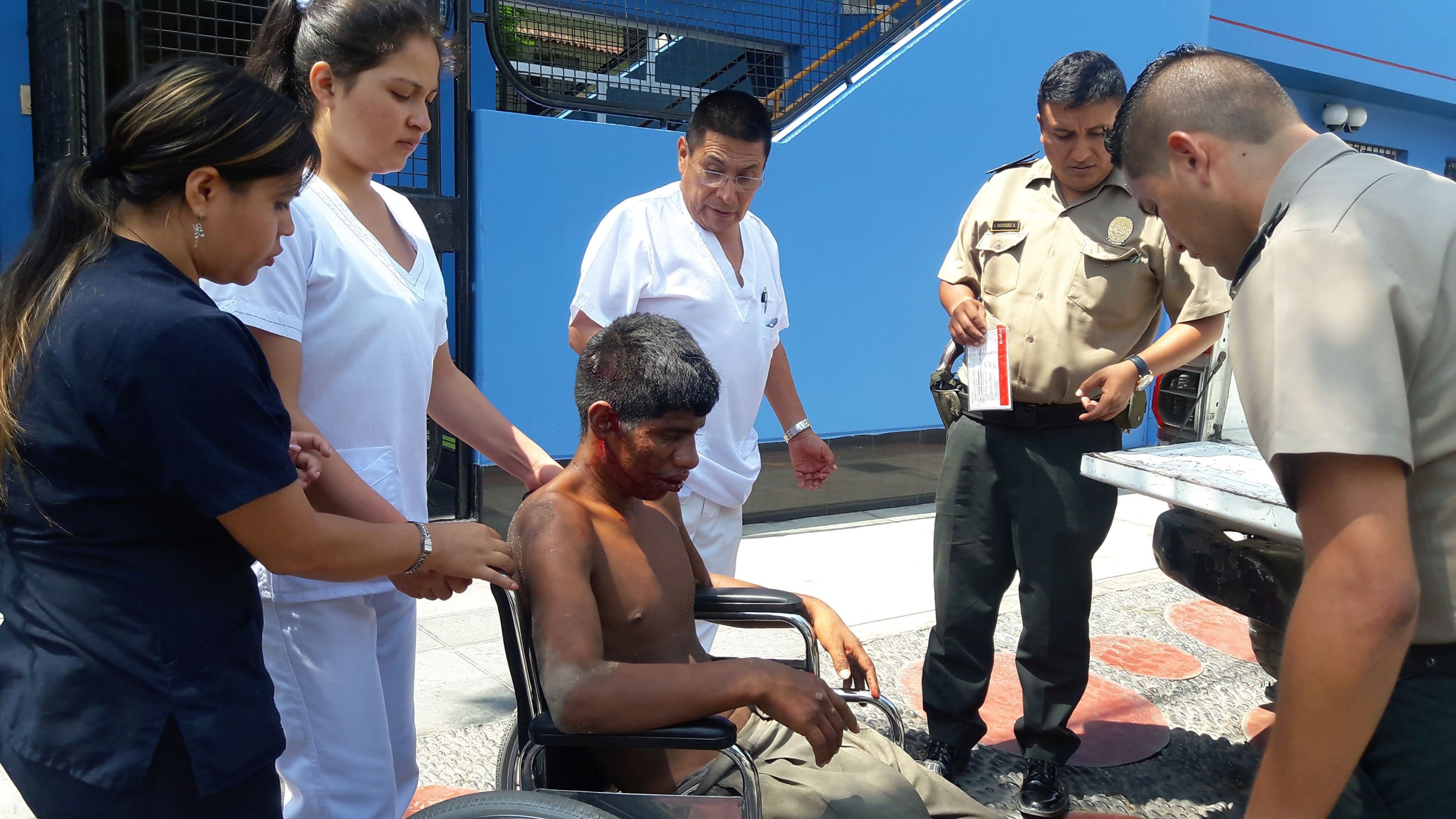 Policías salvaron a indigente en Chorrillos.