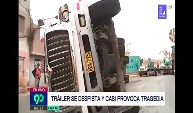 Chofer de camión se despista al evitar ser asaltado por delincuentes en el Callao.