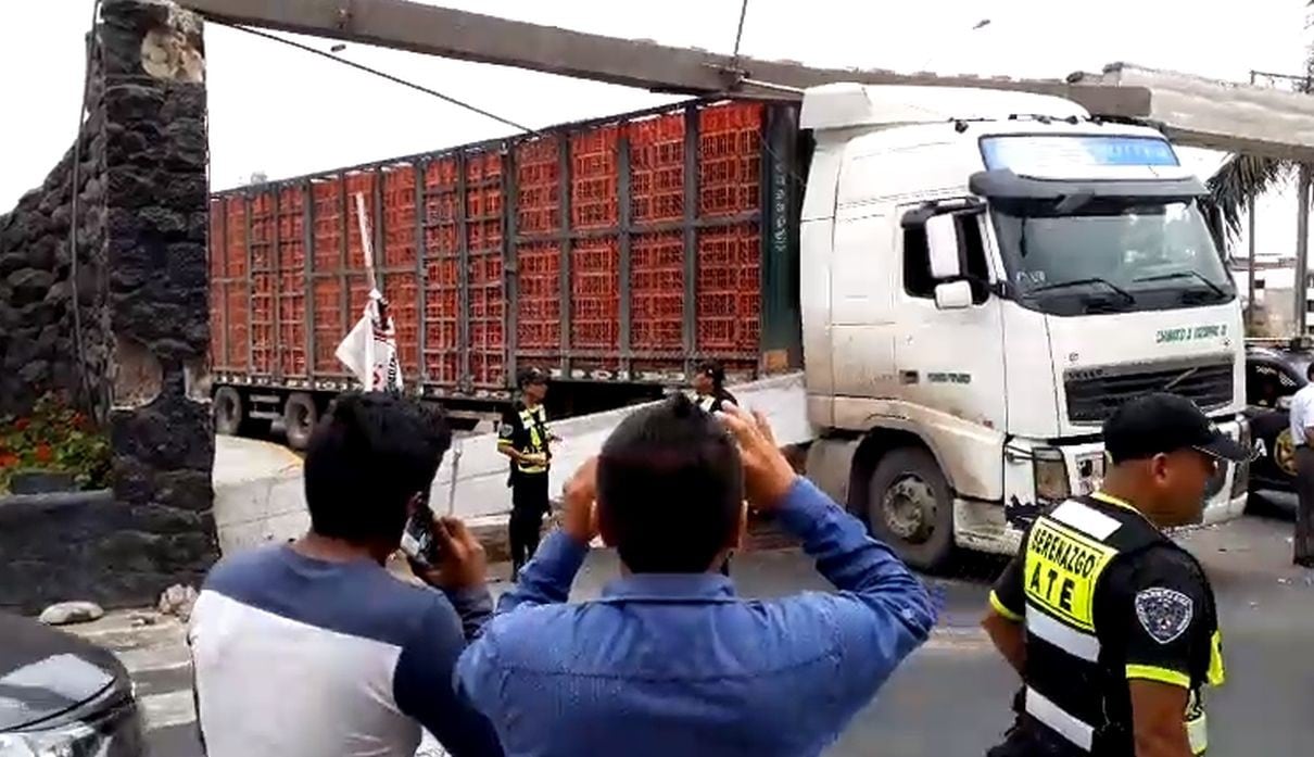Chofer de camión que trasportaba jabas de pollo no calculó la altura permitida y derribó arco en Salamanca