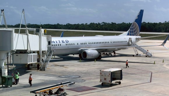 Un Boeing 737-900 de United Airlines se ve en la puerta del Aeropuerto Internacional de Cancún (CUN), estado de Quintana Roo, México. (Foto: Daniel SLIM / AFP)