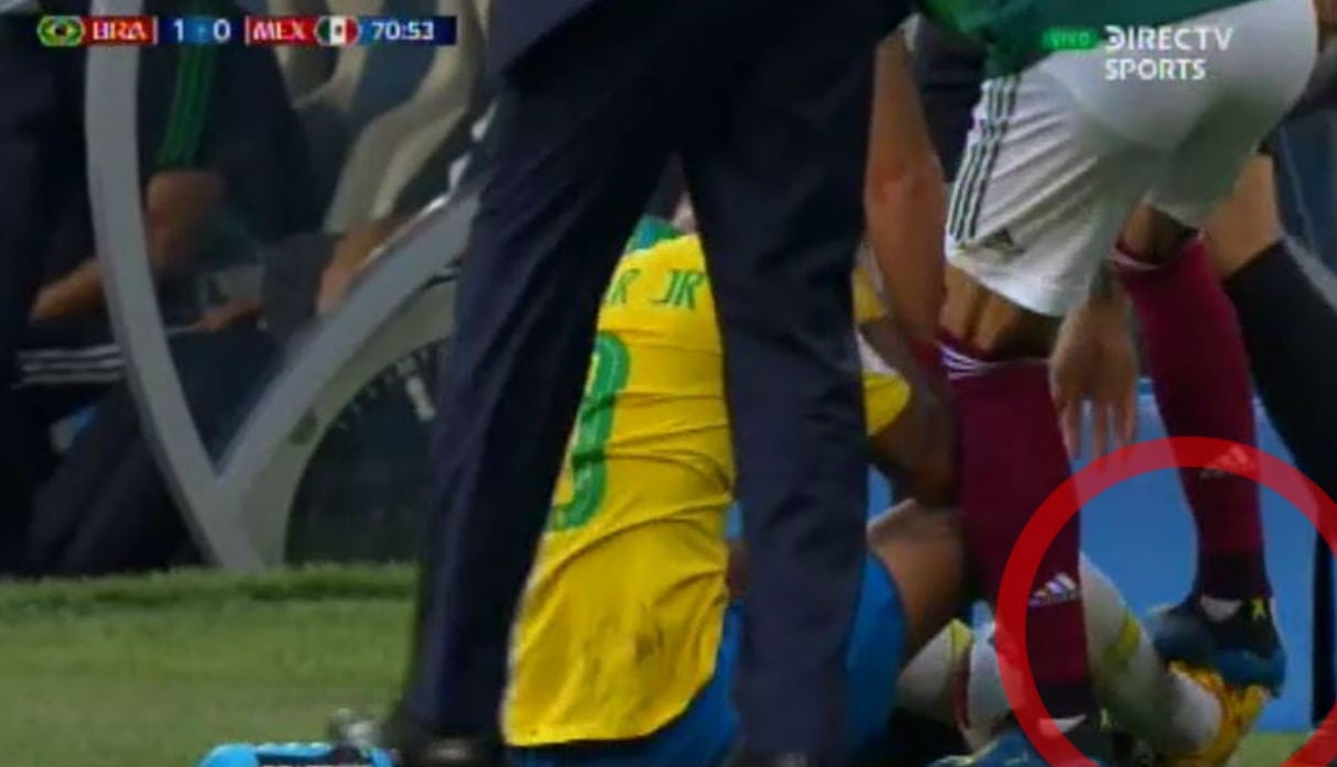 Neymar: Mira el fuerte y doloroso pisotón que recibió de Miguel Layún en el Brasil vs México | VIDEO