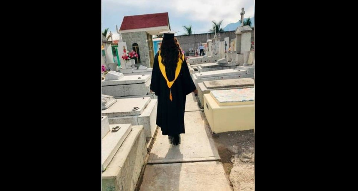Joven visita la tumba de su madre con su toga el día de su graduación.