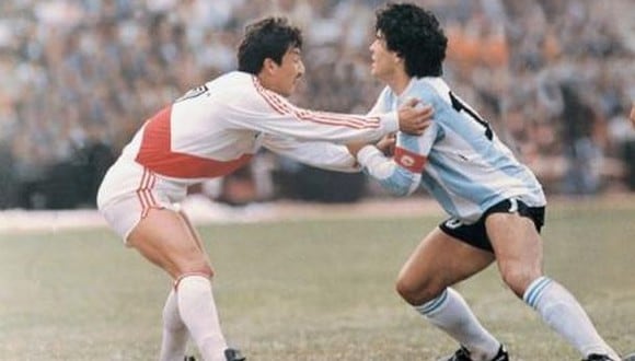 Lucho Reyna vs. Diego Maradona. Un clásico de los duelos entre Perú y Argentina.