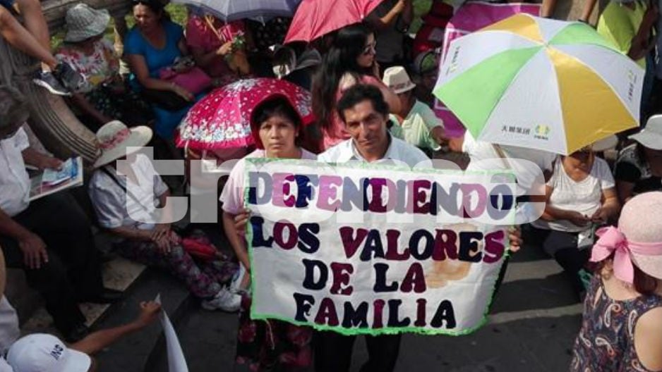 Cientos de personas van llegando a la Plaza San Martín para iniciar la marcha 'Con mis hijos no te metas'. (Fotos: Trome/Nathalie Salazar)