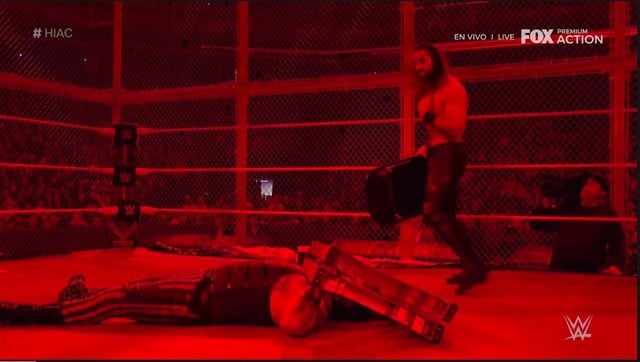 Seth Rollins le dio con todo a Bray Wyatt. No se pudo llevar la victoria, pero retuvo el cinturón. (Captura FOX Action)