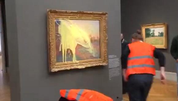 Activistas lanzan puré a la pintura "Les Meules" del artista francés Claude Monet. (Foto: Twitter)