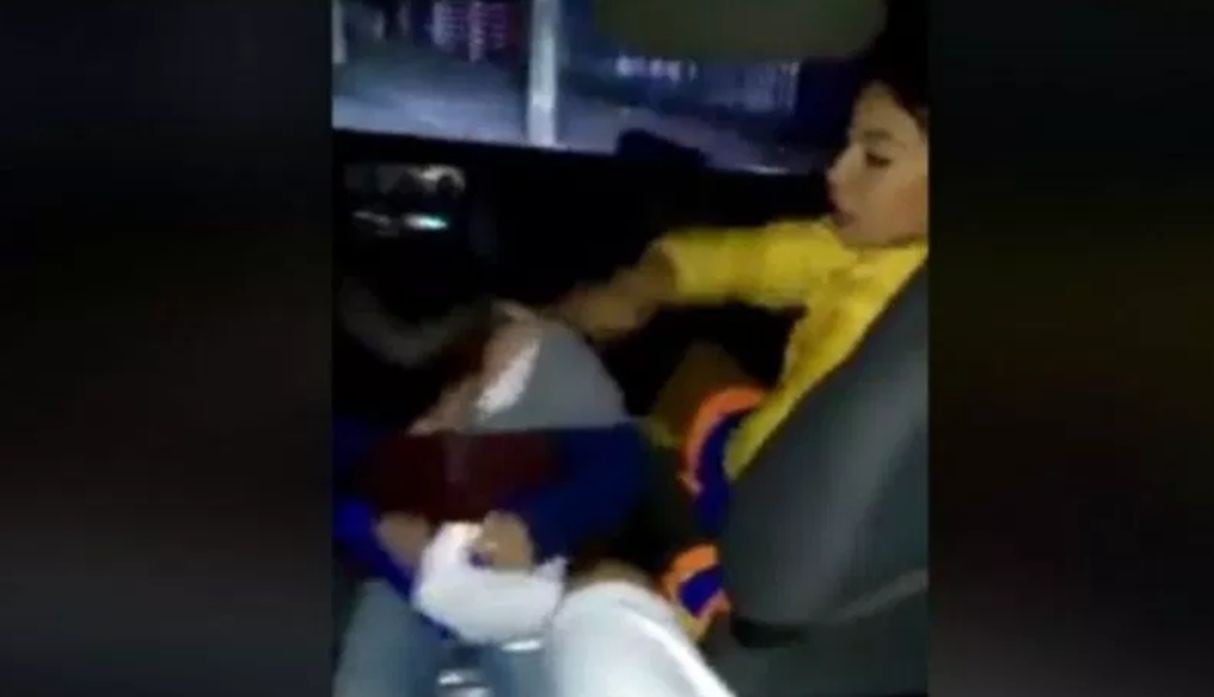 Animadora infantil golpeó e insultó a un niño cuando estaba siendo grabada en vivo. (Capturas: YouTube)